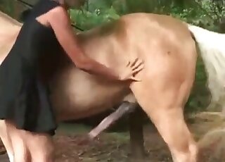 Awesome horse dick blowjob video with a MILF - おしゃぶりアニマルセックス